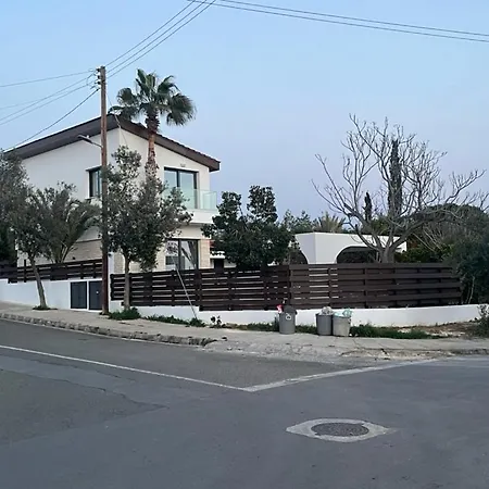 Leda - The Guest Wing ホームステイ パ フォス