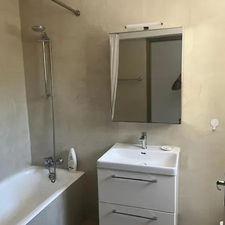 Gazde/Camere de închiriat Leda - The Guest Wing *